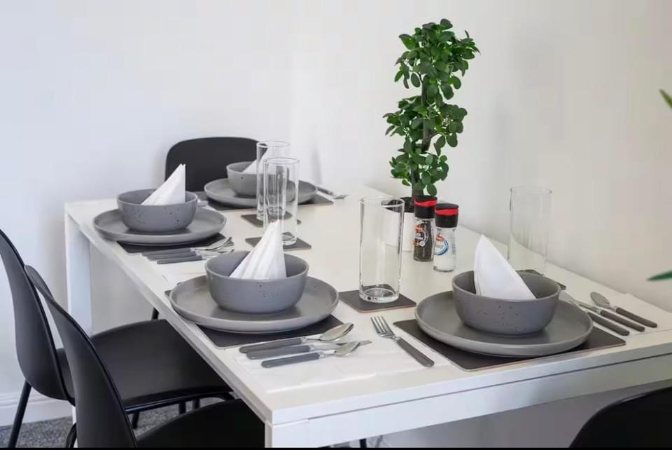 Vacant Nests The Northmuir Wi-Fi Sleeps 6 Apartment in Scotland