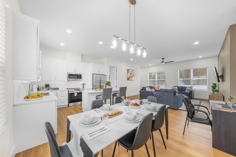 Ultimate Tampa Stay Dual Units 6BR Sleeps 17 House in Tampa