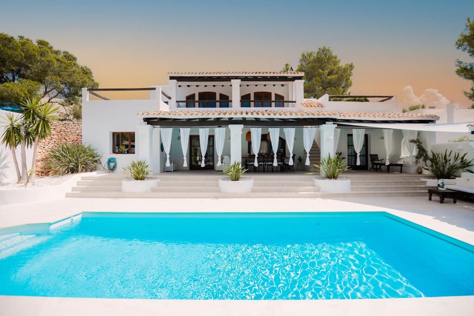 Property building, Patio, Day, Pool view, Swimming pool, sunbed
