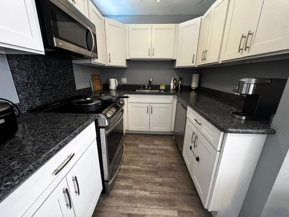 Duplex Close to HPU Waikiki Pool Terrace Laundry One and Half Bath for 15person Apartment in Honolulu