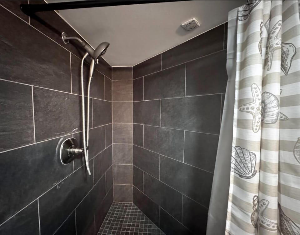 Duplex Close to HPU Waikiki Pool Terrace Laundry One and Half Bath for 15person Apartment in Honolulu