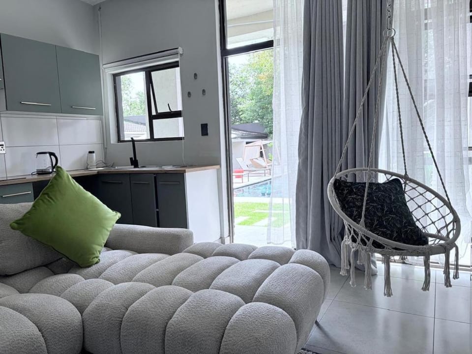 Lazy Bird Retreat For 2 Apartment in Sandton