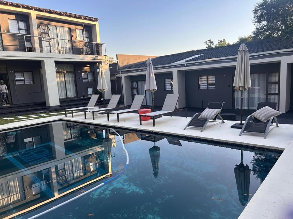 Lazy Bird Retreat For 2 Apartment in Sandton