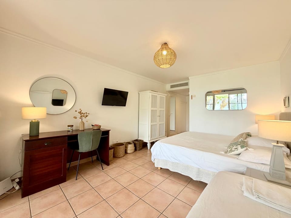 Bed, TV and multimedia, Photo of the whole room, Bedroom, furniture, furniture