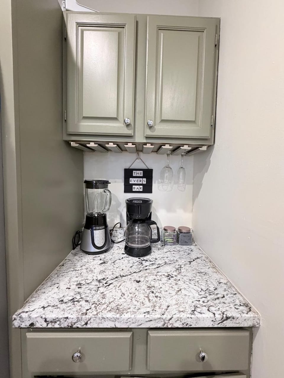 Modern 2BR Retreat with Full-Kitchen and Living Apartment in Long Island