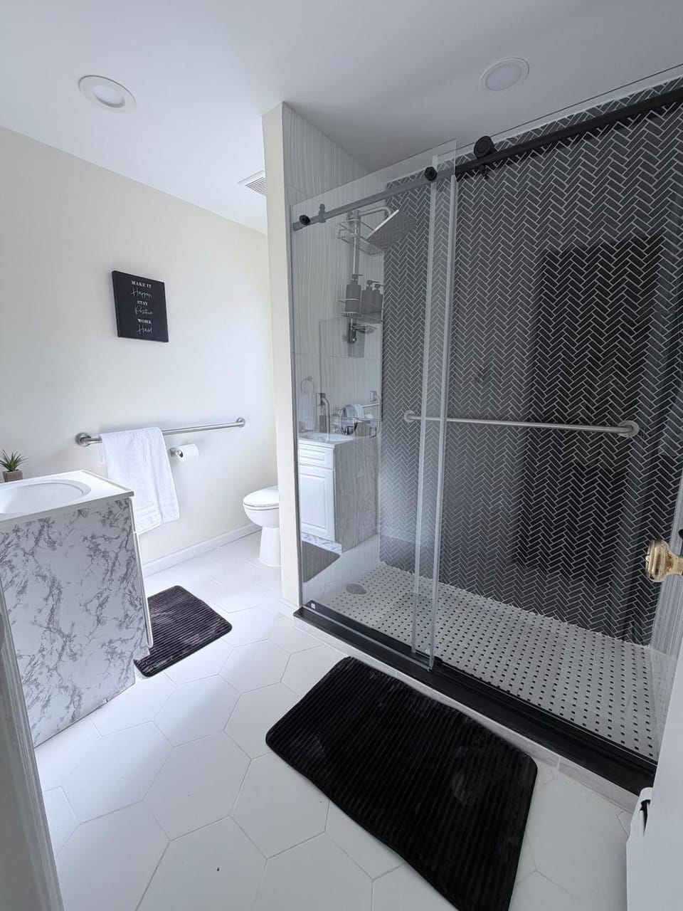 Modern 2BR Retreat with Full-Kitchen and Living Apartment in Long Island