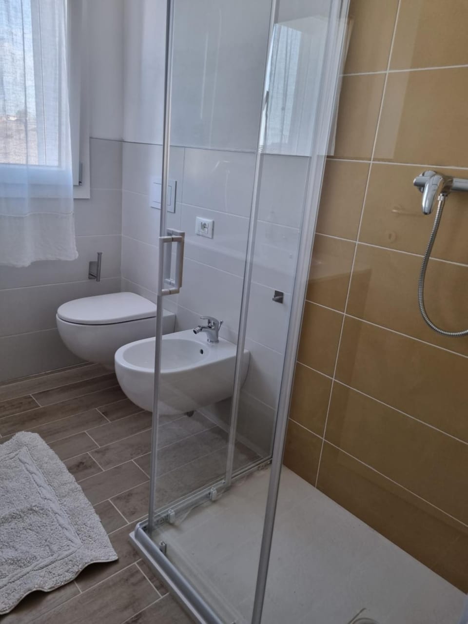 Shower, Toilet, Bathroom, bidet, towels