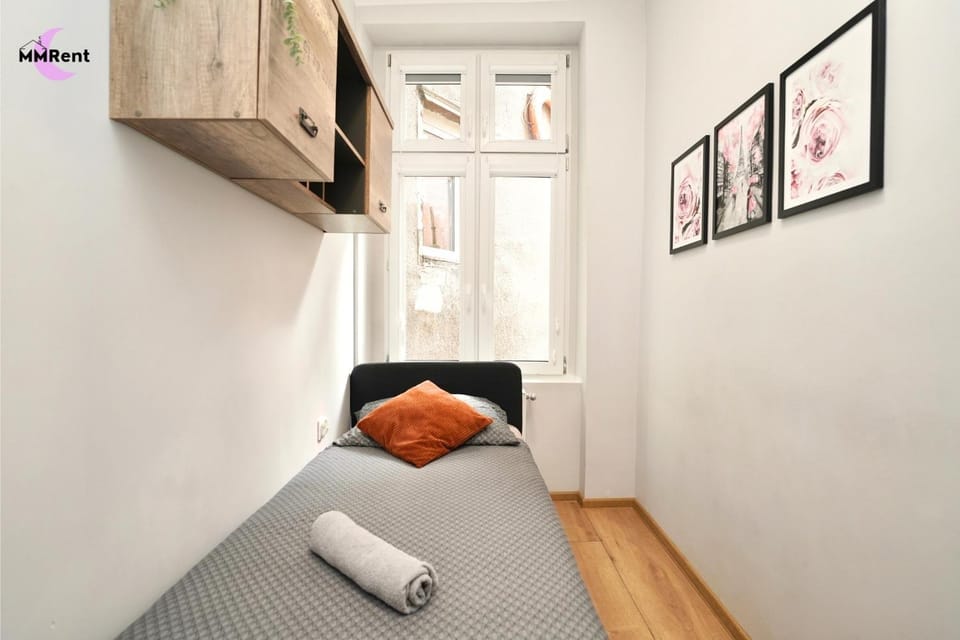 Bed, Photo of the whole room, towels