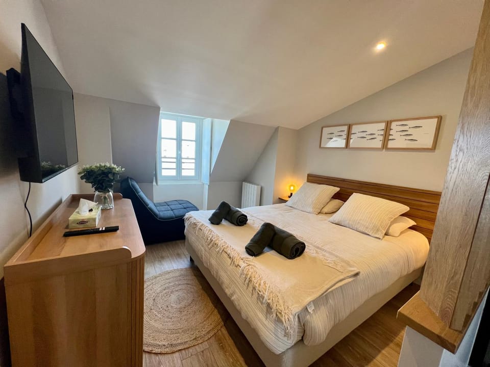 Bed, TV and multimedia, Bedroom, towels
