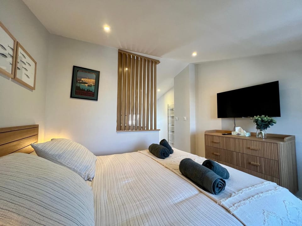 Bed, TV and multimedia, Bedroom, towels