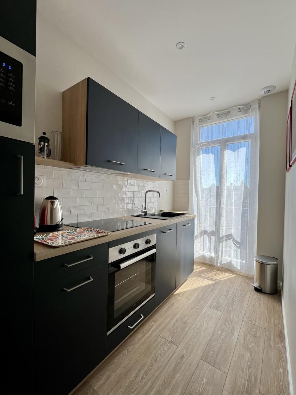 Coffee/tea facilities, dishwasher, oven, stove, kitchen