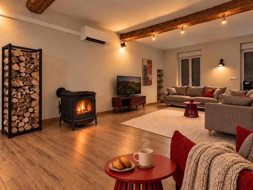 Communal lounge/ TV room, Living room, Seating area, air conditioner