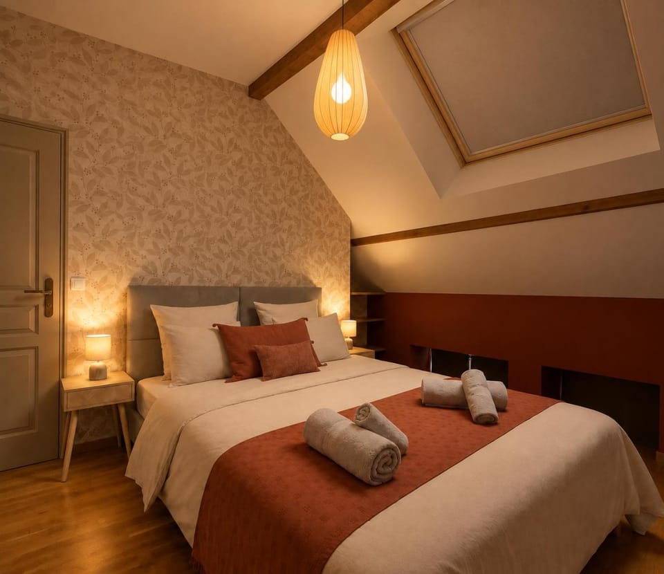 Photo of the whole room, Bedroom