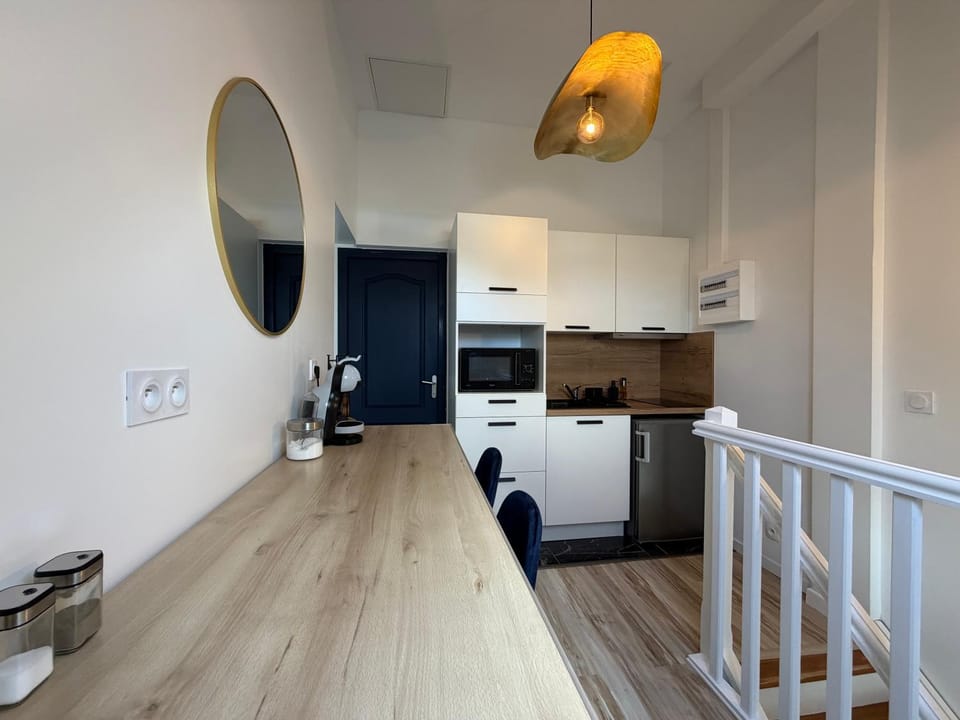 Kitchen or kitchenette, Dining area, microwave, oven, stove