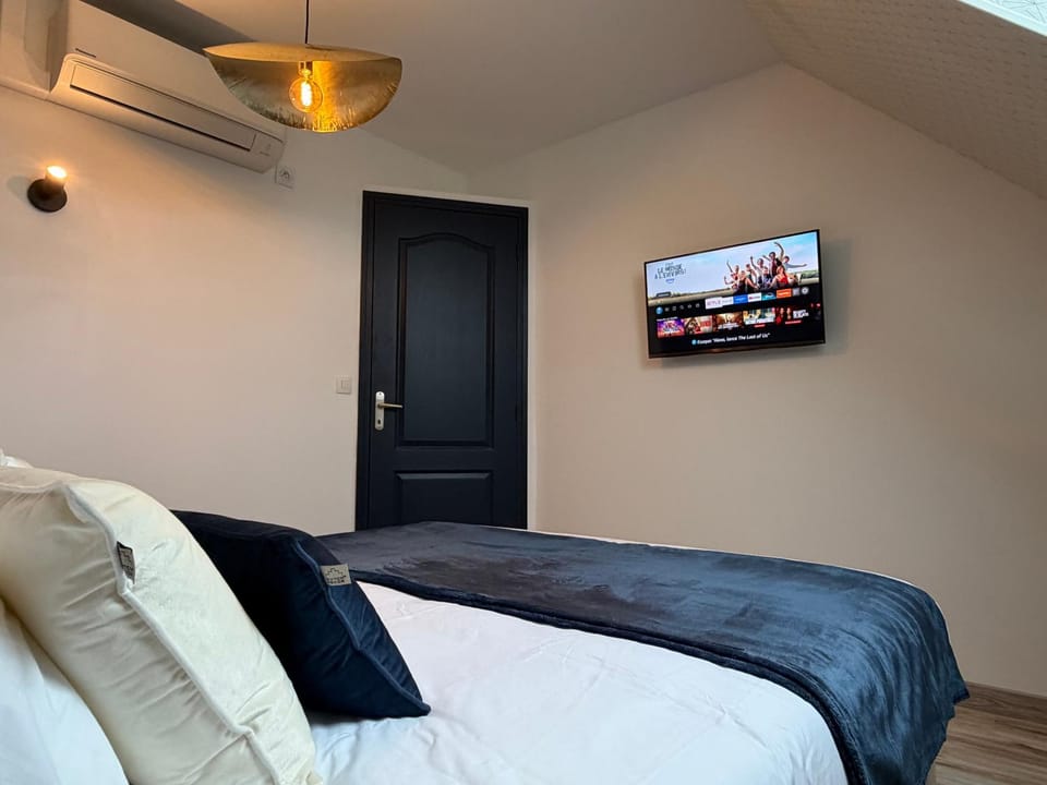 Bed, TV and multimedia, Bedroom, air conditioner