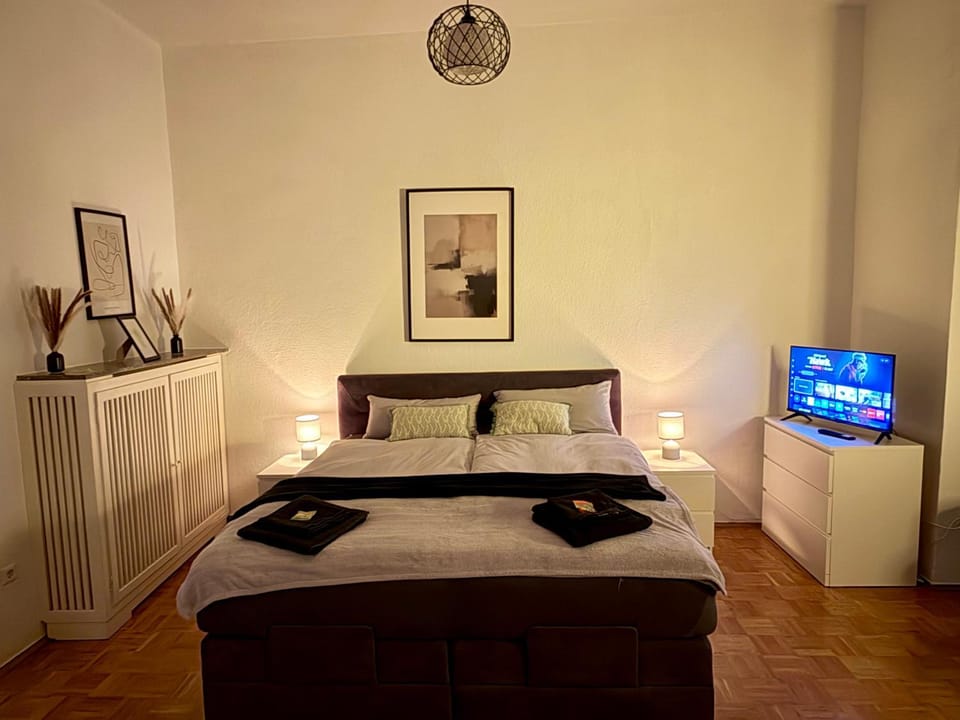 Bed, TV and multimedia, Photo of the whole room, Bedroom