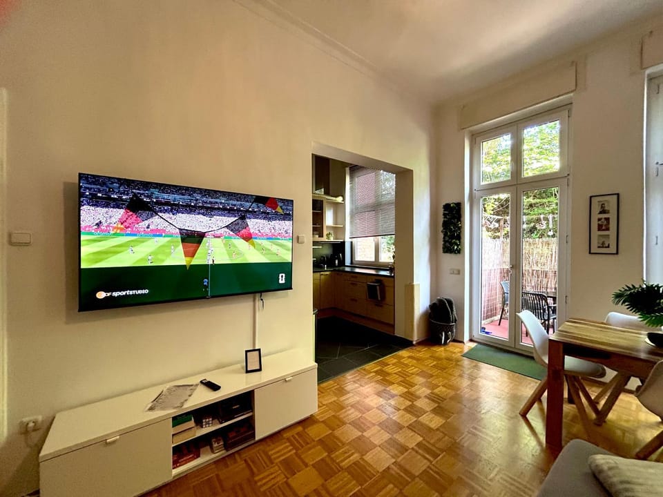 Communal lounge/ TV room, TV and multimedia, Living room, Photo of the whole room