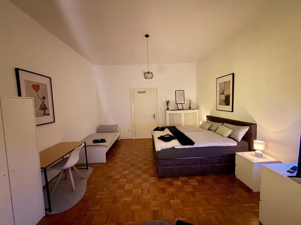 Bed, TV and multimedia, Photo of the whole room, Seating area, Bedroom