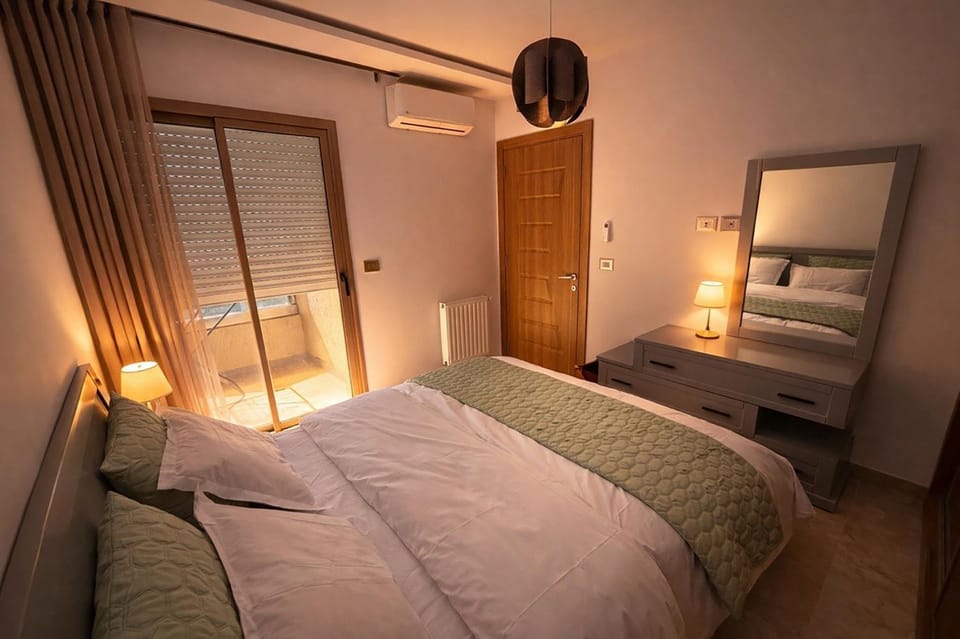 Bed, Photo of the whole room, internet, wardrobe, air conditioner