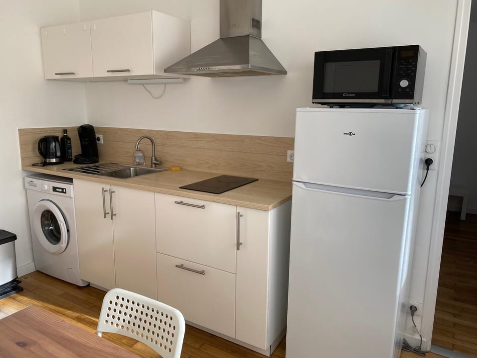 Coffee/tea facilities, Kitchen or kitchenette, microwave, stove, washing machine