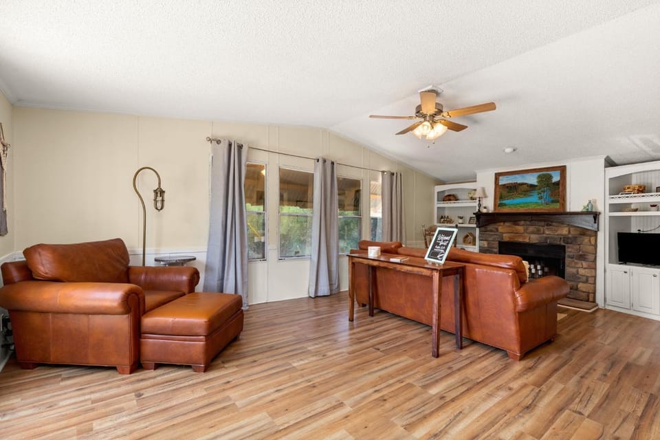 Firefly Lakehouse 3 br 2 bath pet friendly House in Canyon Lake