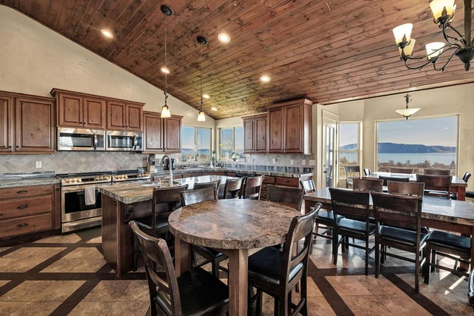 Reunion Retreat and Playhouse House in Garden City
