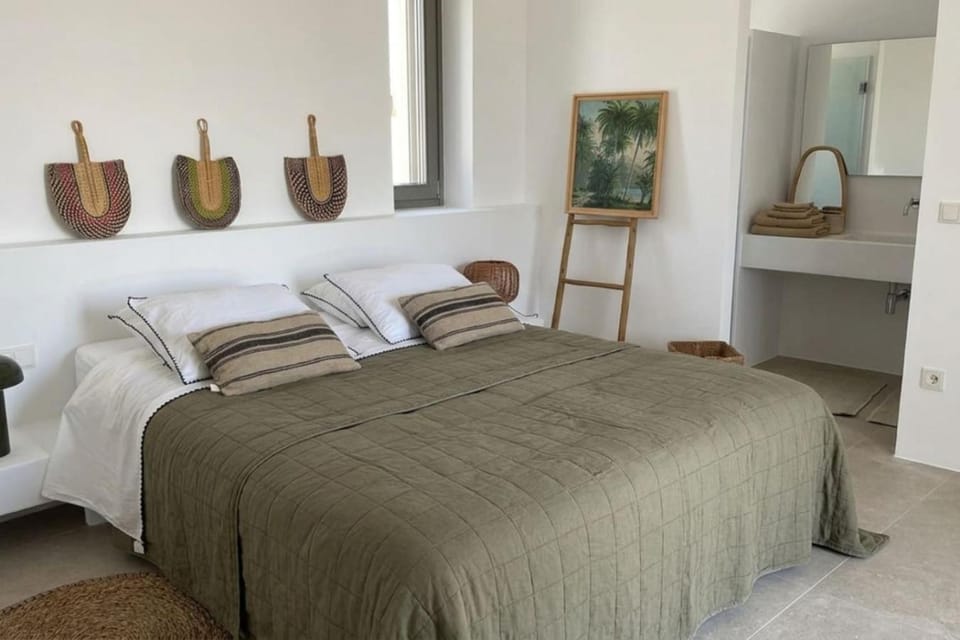 Bed, Bathroom, Photo of the whole room, Bedroom