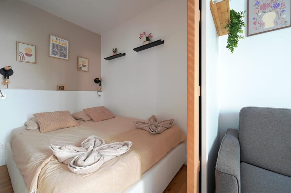 Bed, Photo of the whole room, Bedroom, towels