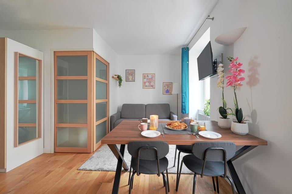 Kitchen or kitchenette, Living room, Food and drinks, Seating area, Dining area, Food