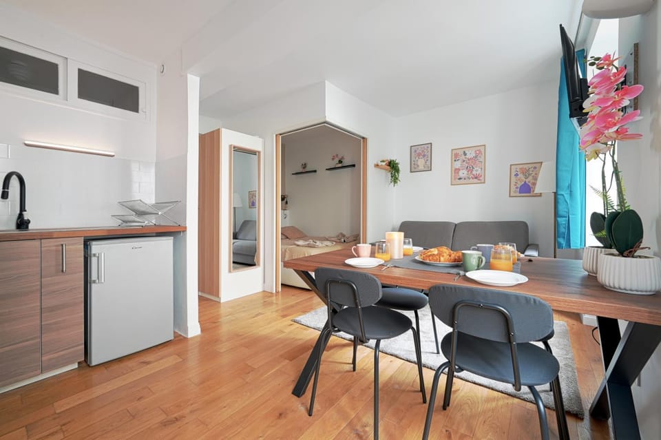 Kitchen or kitchenette, Living room, Seating area, Dining area, oven