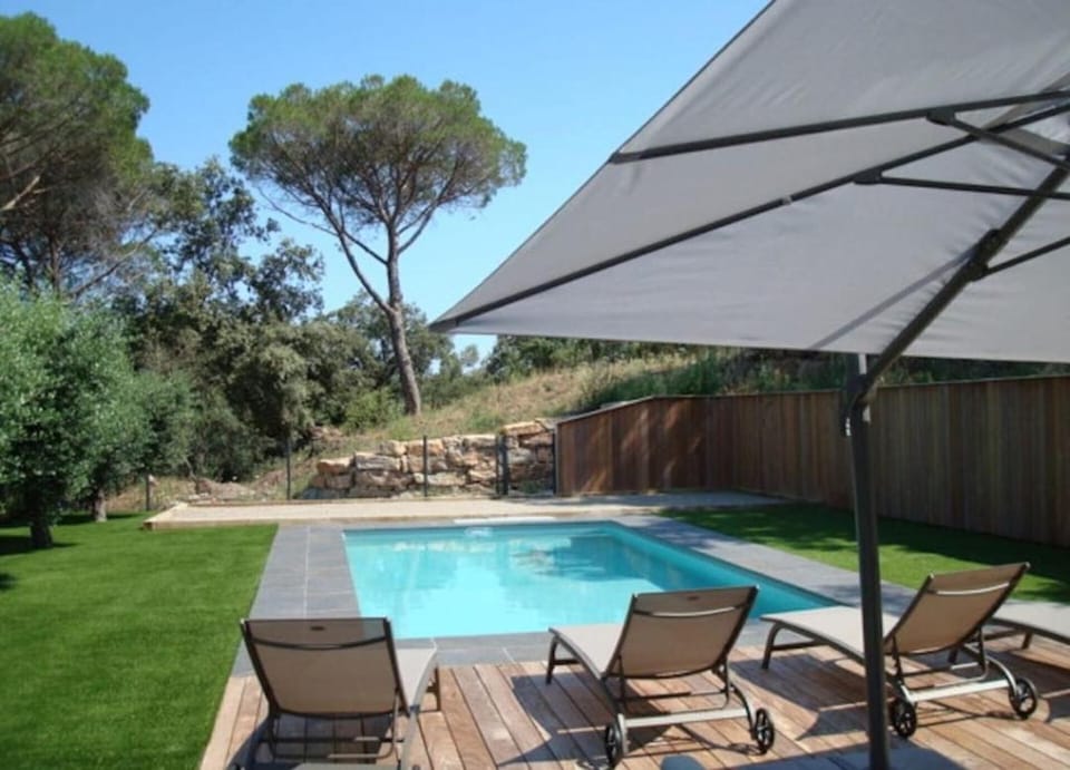 Villa avec piscine chauffée sous les pins parasols et les oliviers Villa in Roquebrune-sur-Argens