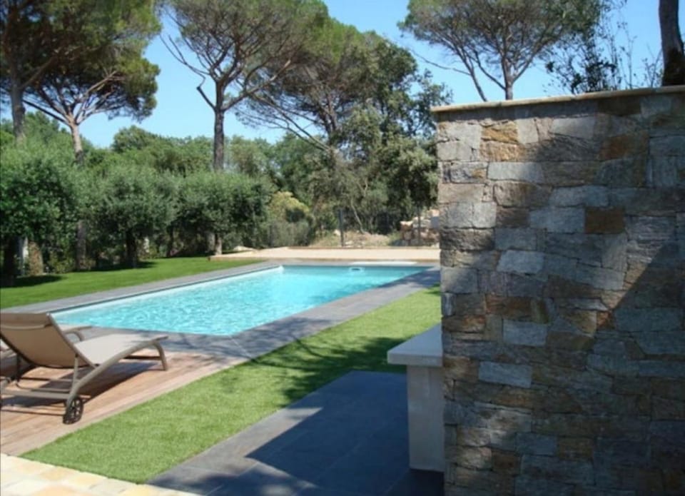 Villa avec piscine chauffée sous les pins parasols et les oliviers Villa in Roquebrune-sur-Argens