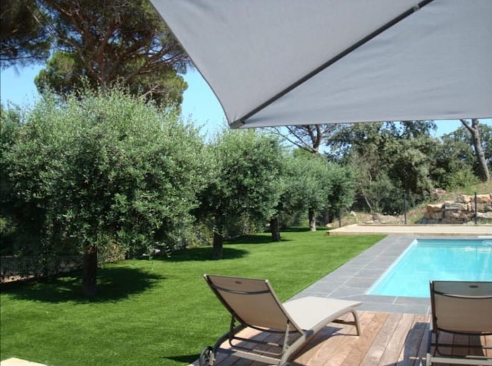 Villa avec piscine chauffée sous les pins parasols et les oliviers Villa in Roquebrune-sur-Argens