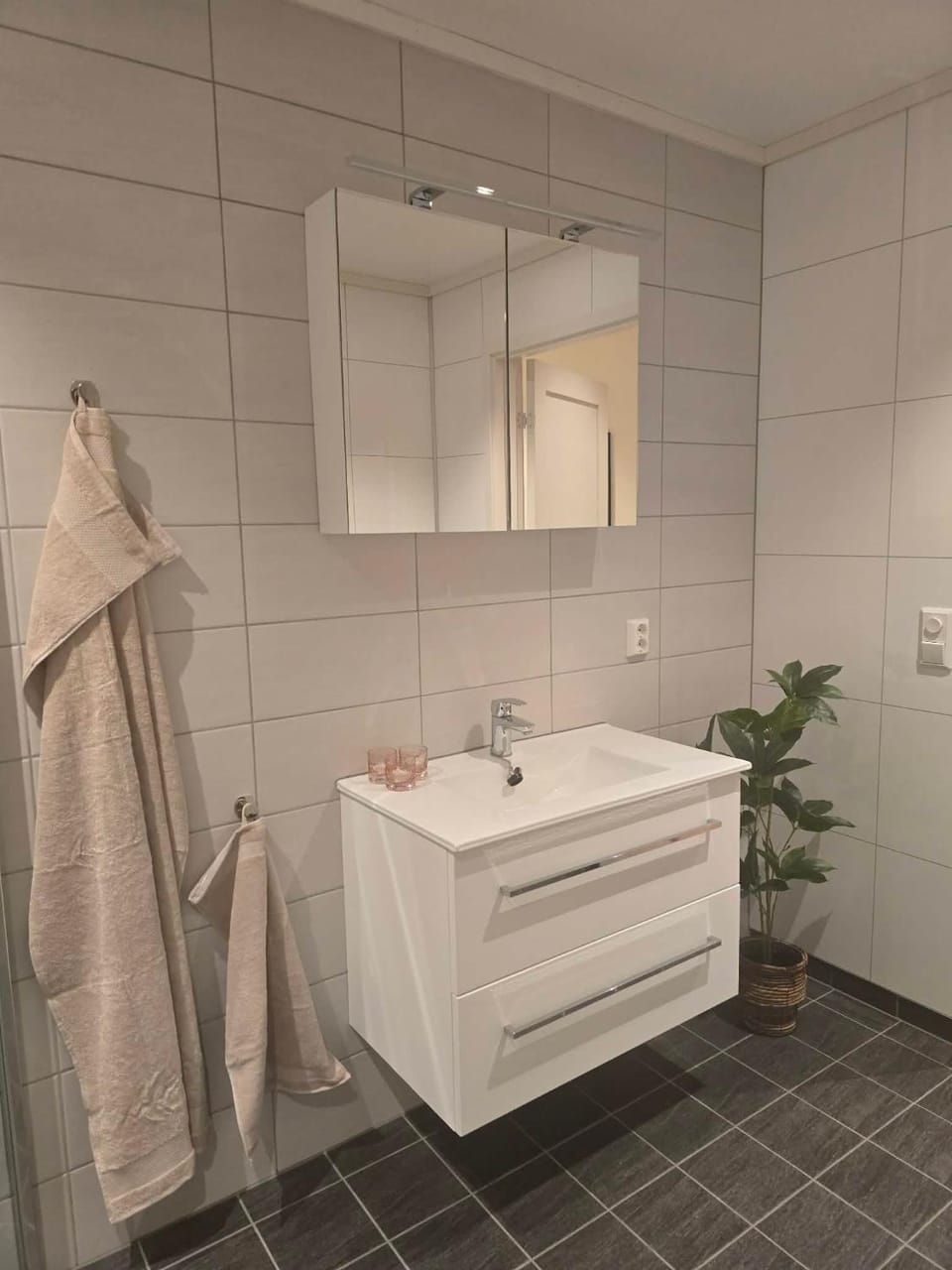 Bathroom, towels