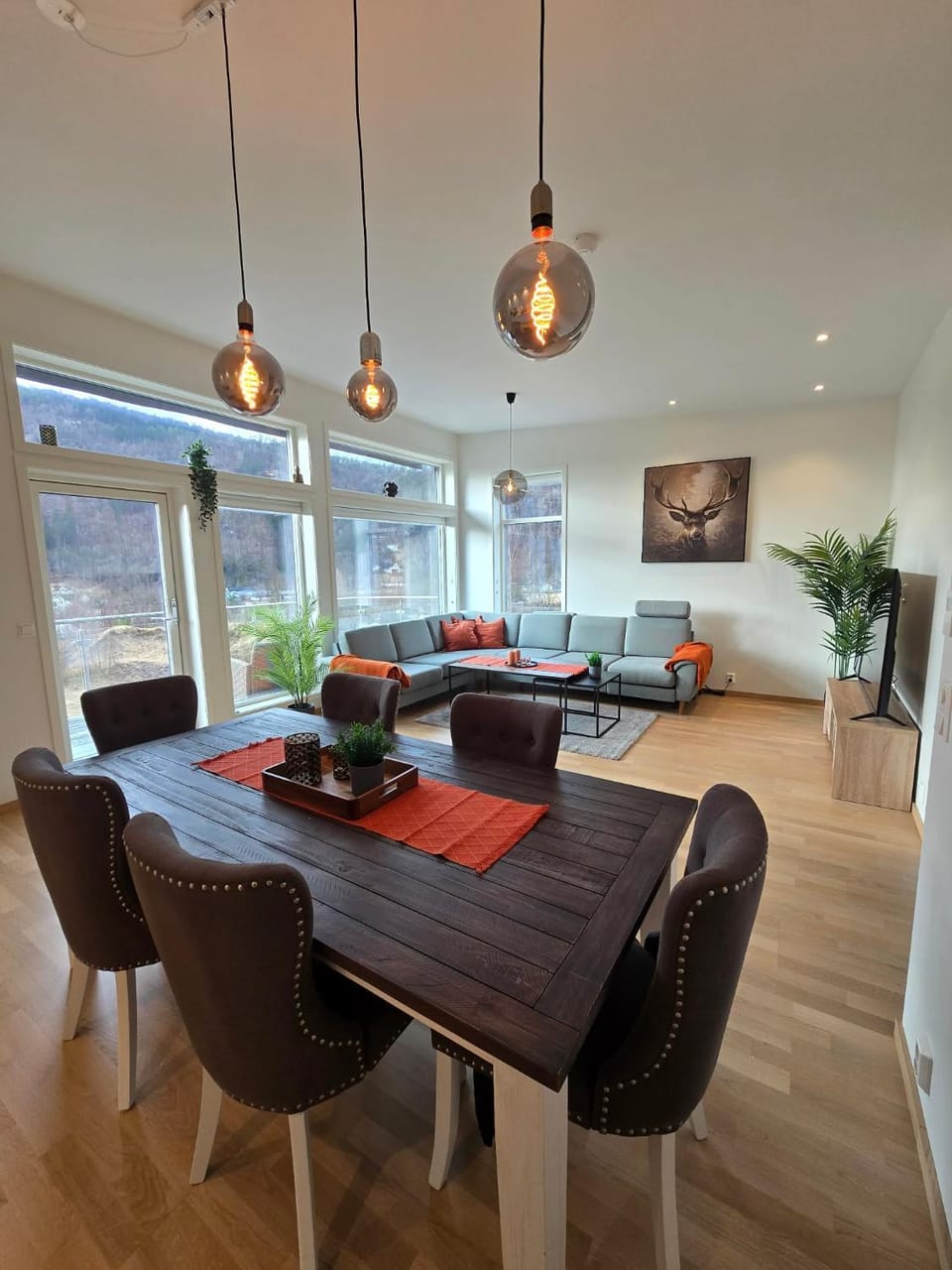 TV and multimedia, Kitchen or kitchenette, Living room, Seating area, Dining area