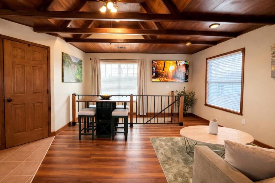 Sunlit Loft, Near GSP and Private Entry Apartment in Greer