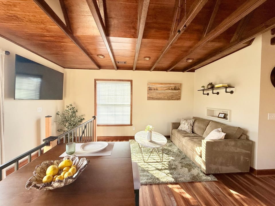 Sunlit Loft, Near GSP and Private Entry Apartment in Greer