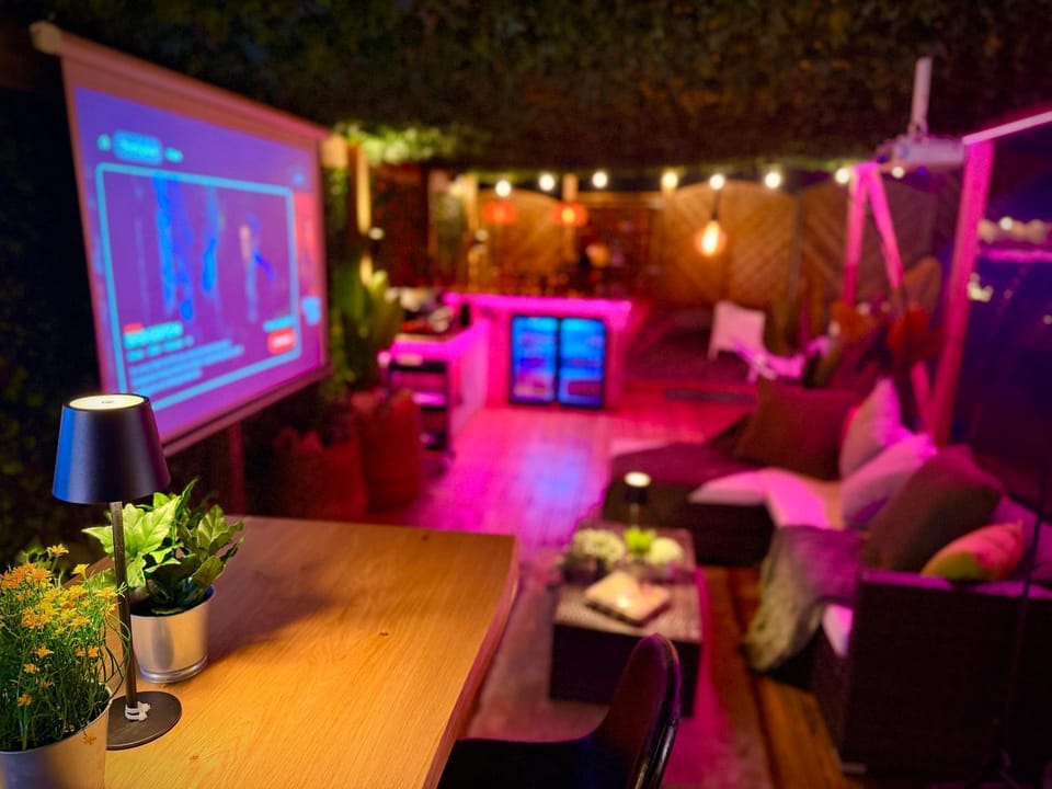 TV and multimedia, Living room, Seating area, Evening entertainment