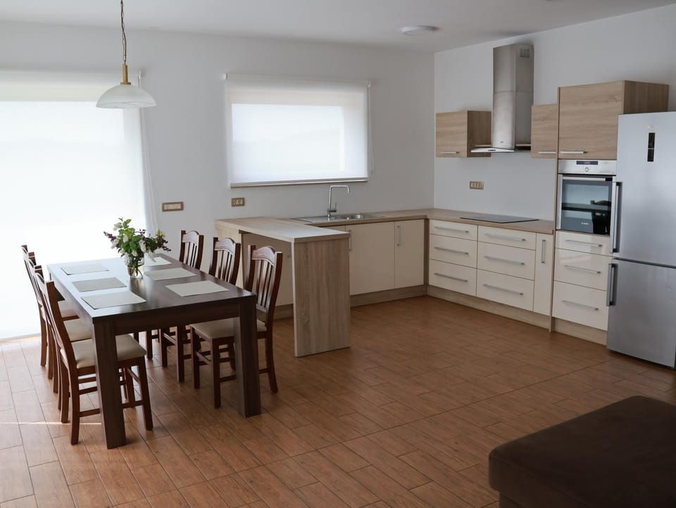 Kitchen or kitchenette, Dining area, dishwasher, oven, pet friendly, stove