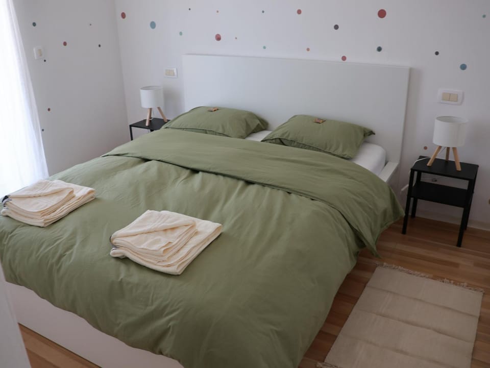 Bed, Bedroom, towels