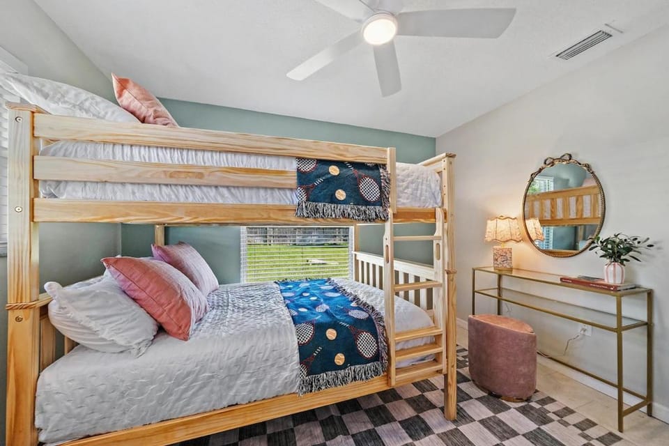 Bedroom, bunk bed