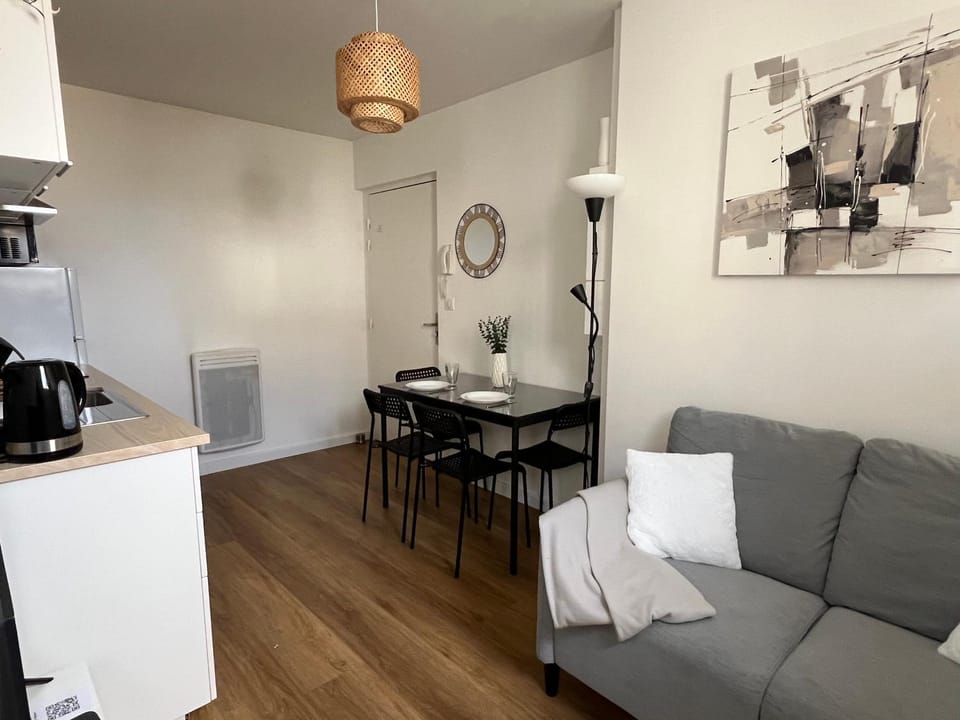 Kitchen or kitchenette, Seating area, Dining area