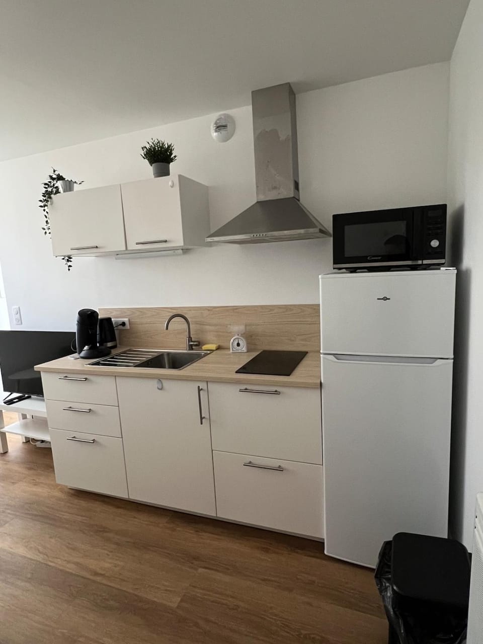 Coffee/tea facilities, Kitchen or kitchenette, microwave