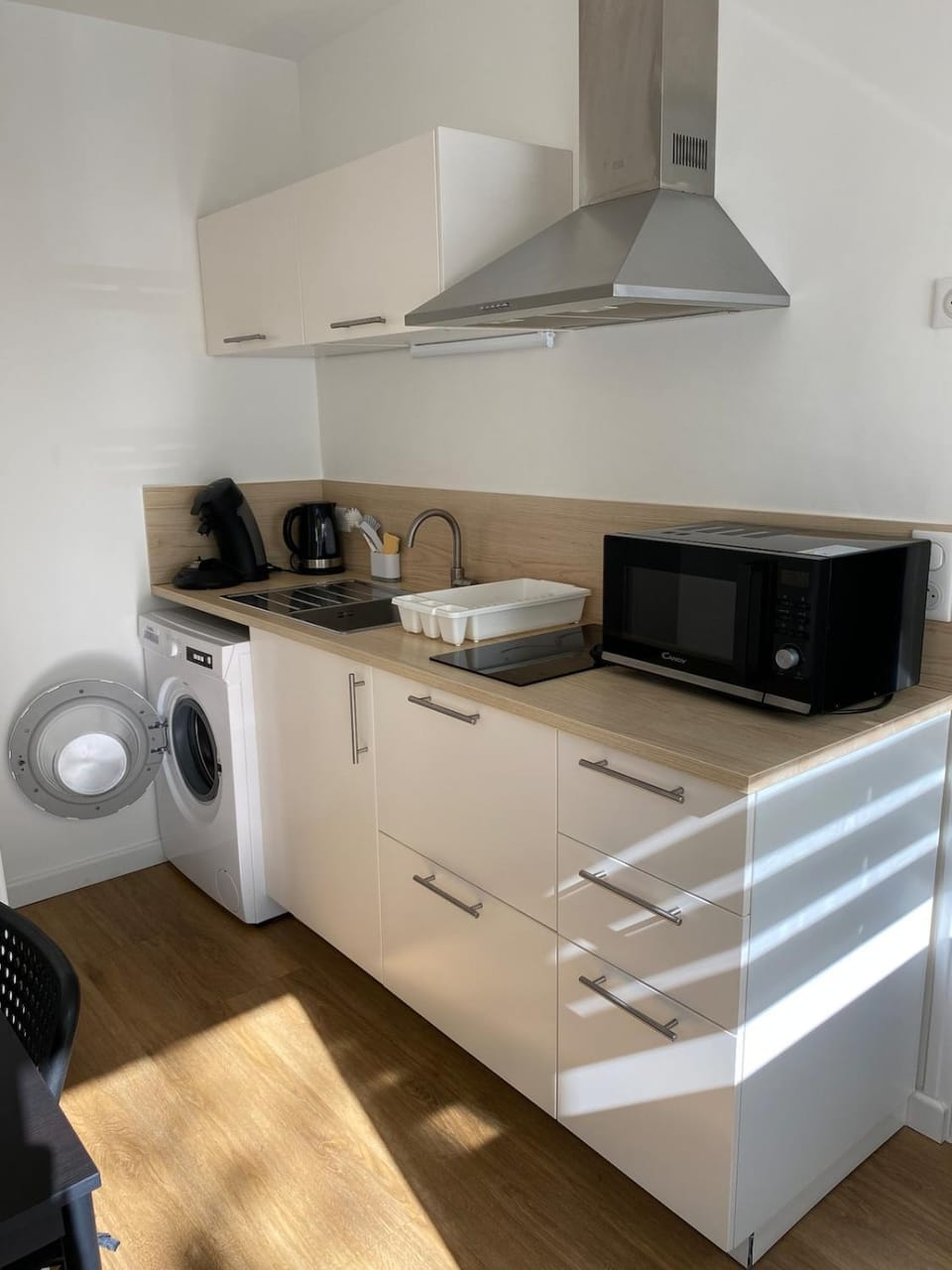 Coffee/tea facilities, Kitchen or kitchenette, microwave, stove, washing machine