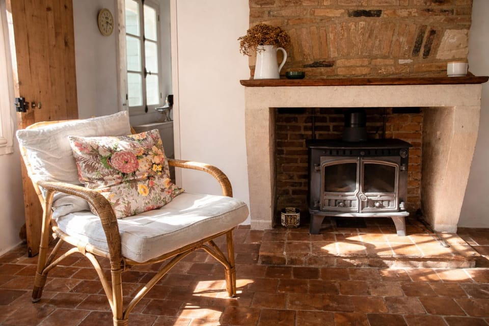 Historic Railway Cottage - 10 min Montmorillon Country House in Centre-Val de Loire