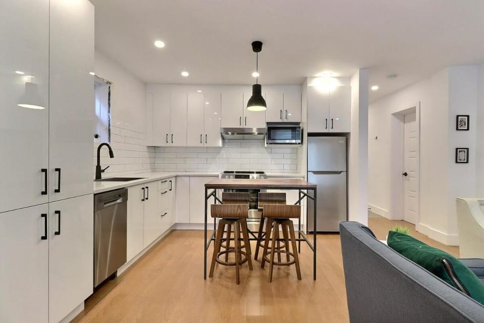 Home away from home, 2 BDRs near metro,8 mins to DT Apartment in Montreal