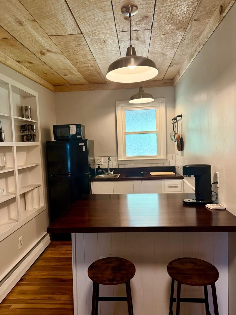Kitchen or kitchenette, Dining area, stove