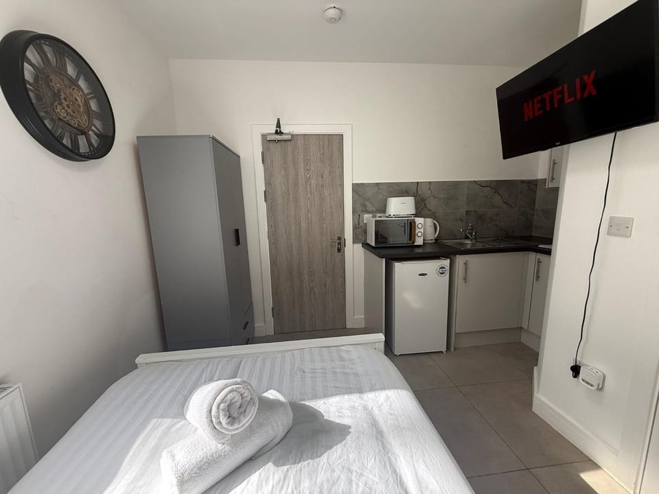 Bed, Kitchen or kitchenette, Photo of the whole room, Bedroom, towels, wardrobe
