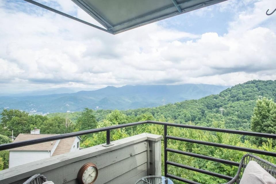 Balcony/Terrace, Mountain view