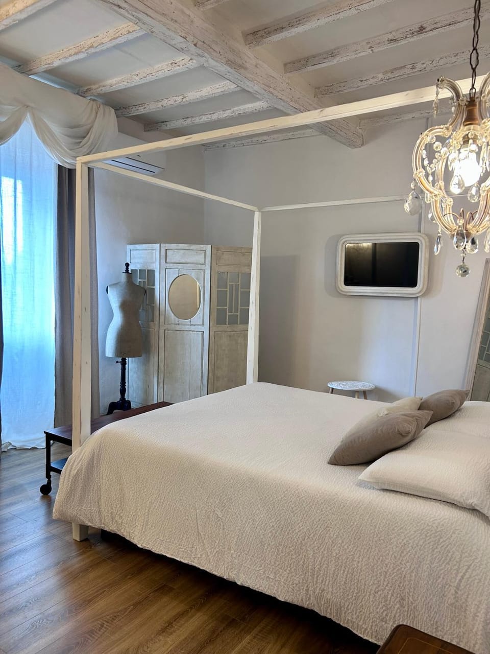 Bed, TV and multimedia, Photo of the whole room, Bedroom, wardrobe, air conditioner